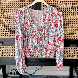 Billabong cropped long sleeve floral blouse. Elastic on waist and sleeves.